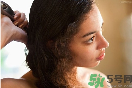 睡前能梳頭嗎？睡覺前梳頭會影響睡眠嗎？