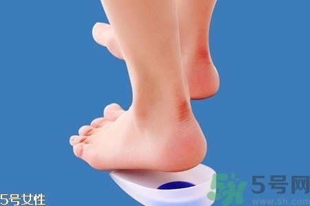 腳后跟腫是什么原因引起的？腳后跟腫怎么辦？