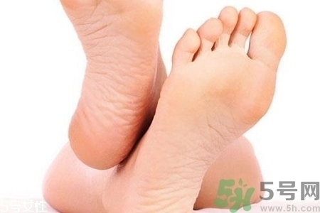 腳后跟腫是什么原因引起的？腳后跟腫怎么辦？