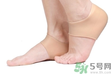腳后跟腫是什么原因引起的？腳后跟腫怎么辦？