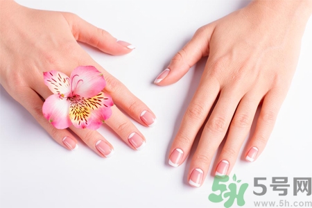 指甲變白是怎么回事？指甲發(fā)白是缺什么嗎？