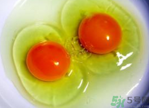 雞蛋黃發(fā)紅是怎么回事？雞蛋黃發(fā)紅可以吃嗎？