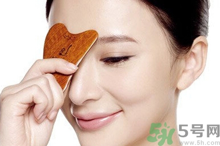 自己在家能面部刮痧嗎？在家怎樣做面部刮痧？