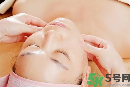 面部刮痧用什么精油好？面部精油刮痧有什么好處？