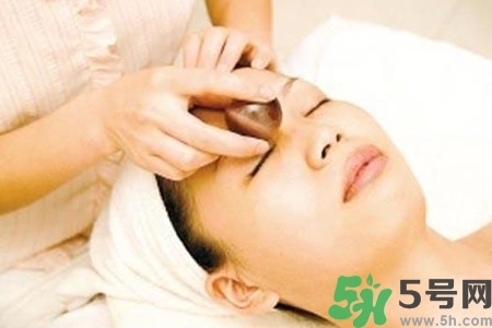 面部刮痧用什么精油好？面部精油刮痧有什么好處？