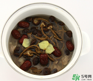燉排骨什么時候放鹽最好？燉排骨放什么調(diào)料？