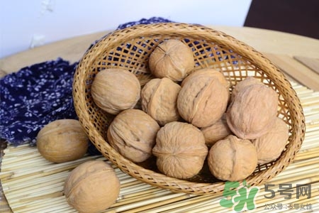 吃核桃能治白發(fā)嗎？白頭發(fā)多吃核桃有用嗎？