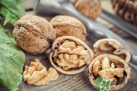 吃核桃可以喝茶嗎？吃核桃喝茶會(huì)中毒嗎？