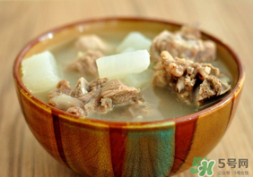 排骨湯為什么是白色的？排骨湯怎么熬成乳白色的？