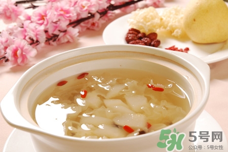 銀耳紅棗湯能隔夜吃嗎？銀耳紅棗湯一天中什么時候喝最好？