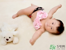 冬天出生的寶寶穿什么衣服？冬天出生的寶寶要準(zhǔn)備什么衣服？