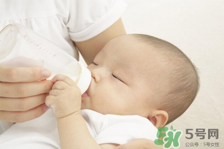 寶寶第一口輔食吃什么最好？寶寶第一口輔食怎么吃？