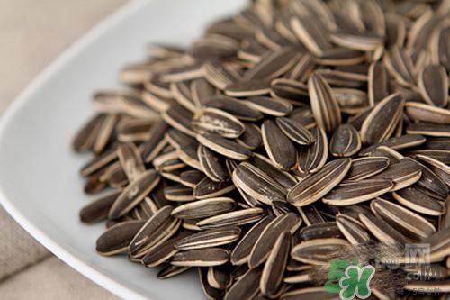 南瓜子和葵花籽哪個(gè)好？南瓜子和葵花籽區(qū)別？