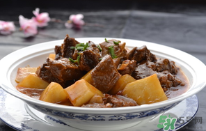 煮牛肉什么時候放鹽？燉牛肉什么時候放鹽好？