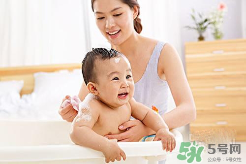 寶寶冬天多久洗一次澡？寶寶冬天洗澡水溫多少度合適？