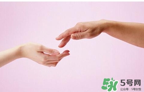 睡覺睡到半夜手麻是怎么回事？睡覺睡到半夜手麻怎么辦？