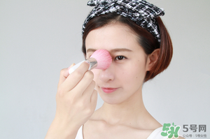 冬天化妝要用散粉嗎？冬天化妝需要定妝粉嗎？