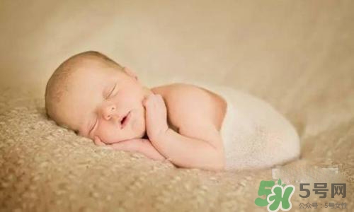 新生兒背上長了很多小紅疹怎么辦？新生兒長小紅疹怎么回事？