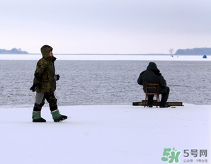 冬天釣魚用什么餌料？冬天釣魚用什么小藥？