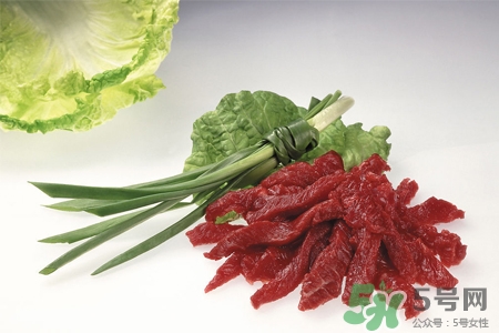 生肉臟了怎么洗才干凈？千萬不要在水龍頭下沖洗