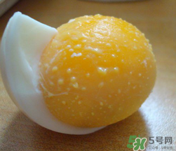 熟雞蛋滾臉有什么好處？熟雞蛋滾臉能吸毒素嗎？
