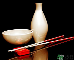 白酒可以帶上飛機嗎？飛機可以托運白酒嗎？