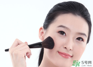 冬天化妝起皮怎么辦？冬天化妝臉干怎么辦？