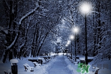 下雪穿什么鞋防滑效果最好？下雪天穿什么鞋子最防滑？