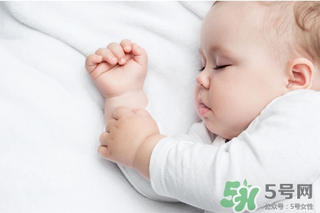 寶寶可以穿毛衣嗎？千萬別給寶寶穿高領(lǐng)毛衣