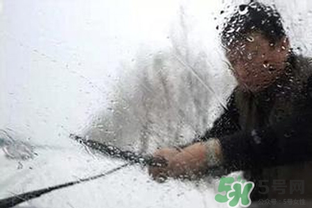 冬天早上車玻璃上的冰霜怎么弄？冬天早上車玻璃上的霧怎么弄？