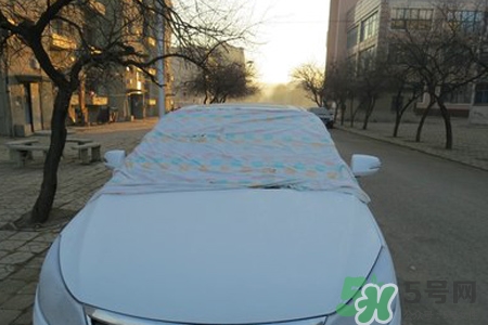 冬天早上車玻璃上的冰霜怎么弄？冬天早上車玻璃上的霧怎么弄？