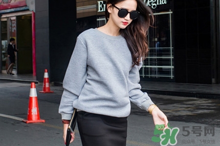 冬天衛(wèi)衣里面穿什么？套頭衛(wèi)衣里面還穿衣服么？