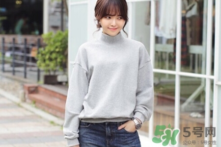 冬天衛(wèi)衣里面穿什么？套頭衛(wèi)衣里面還穿衣服么？