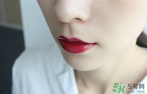 圣羅蘭唇釉怎么涂？ysl唇釉怎么涂好看？