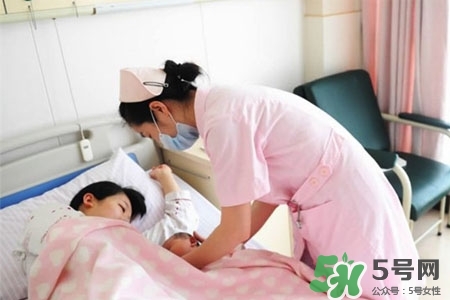 冬天哺乳穿什么？冬天哺乳期穿什么衣服喂奶好？
