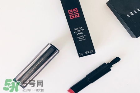 紀(jì)梵希新禁忌之吻唇膏有幾個顏色?紀(jì)梵希禁忌之吻唇膏新舊區(qū)別 紀(jì)梵希新禁忌之吻唇膏有幾個顏色?紀(jì)梵希禁忌之吻唇膏新舊區(qū)別