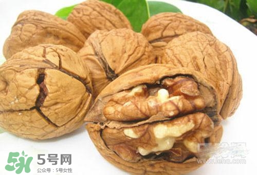 松子和核桃哪個(gè)營(yíng)養(yǎng)價(jià)值更高？松子和核桃哪個(gè)更容易發(fā)胖？