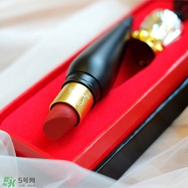 cl黑管口紅和金管有什么區(qū)別？cl黑管和cl金管哪個好？