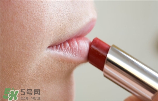 防曬唇膏要卸妝嗎？防曬唇膏晚上可以用嗎？
