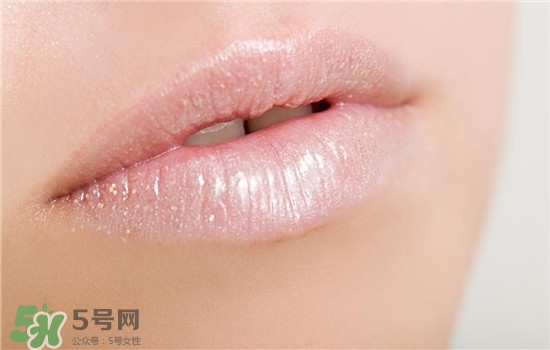 防曬唇膏要卸妝嗎？防曬唇膏晚上可以用嗎？