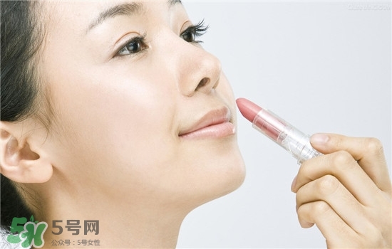 防曬唇膏要卸妝嗎？防曬唇膏晚上可以用嗎？