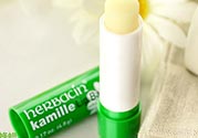 小甘菊唇膏小孩能用嗎？herbacin賀本清小甘菊唇膏小孩可以用嗎？