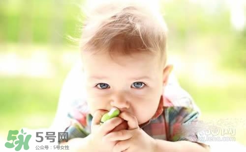 寶寶喜歡咬下嘴唇是怎么回事？寶寶喜歡咬下嘴唇怎么辦？
