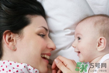 母乳和奶粉混合喂養(yǎng)好嗎？母乳和奶粉可以混在一起吃嗎？