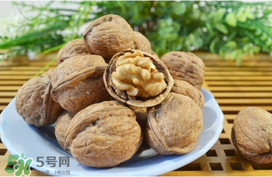 核桃皮發(fā)黑是怎么回事？核桃皮是黑色的能吃嗎？