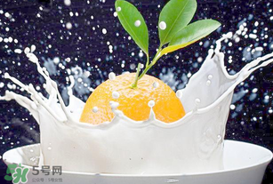 吃完橙子可以喝牛奶嗎？吃完橙子多久能喝牛奶？