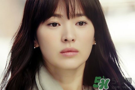 口臭掛什么科室？口臭去哪個(gè)科看?。?></p><h3>口臭掛什么科室</h3><p>根據(jù)引起口臭的病因選擇相應(yīng)的科室就診。如因患有諸如牙周炎、牙髓炎、齲齒、牙齦炎等口腔疾病可以掛口腔科號(hào)就診。如果是非口腔疾病引起的口臭建議掛中醫(yī)科就診為好，因?yàn)樵谥委熆诔舴矫妫嗅t(yī)優(yōu)于西醫(yī)。中醫(yī)認(rèn)為口臭大都是因胃熱津虧，陰虛郁熱上蒸所致。在治療口臭方面可以經(jīng)中醫(yī)師診斷后服用具有清胃瀉火，滋陰生津，行氣消積的中藥調(diào)理下，口臭即可消除。</p><p style=