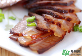 腌肉一斤放多少鹽？腌肉用什么鹽？