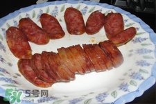 臘腸吃前需要清洗嗎？炒臘腸前要用水洗嗎？