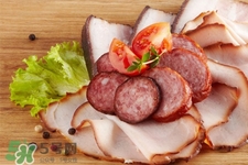 炒臘腸要先煮熟嗎？臘腸需要先煮再炒菜嗎？